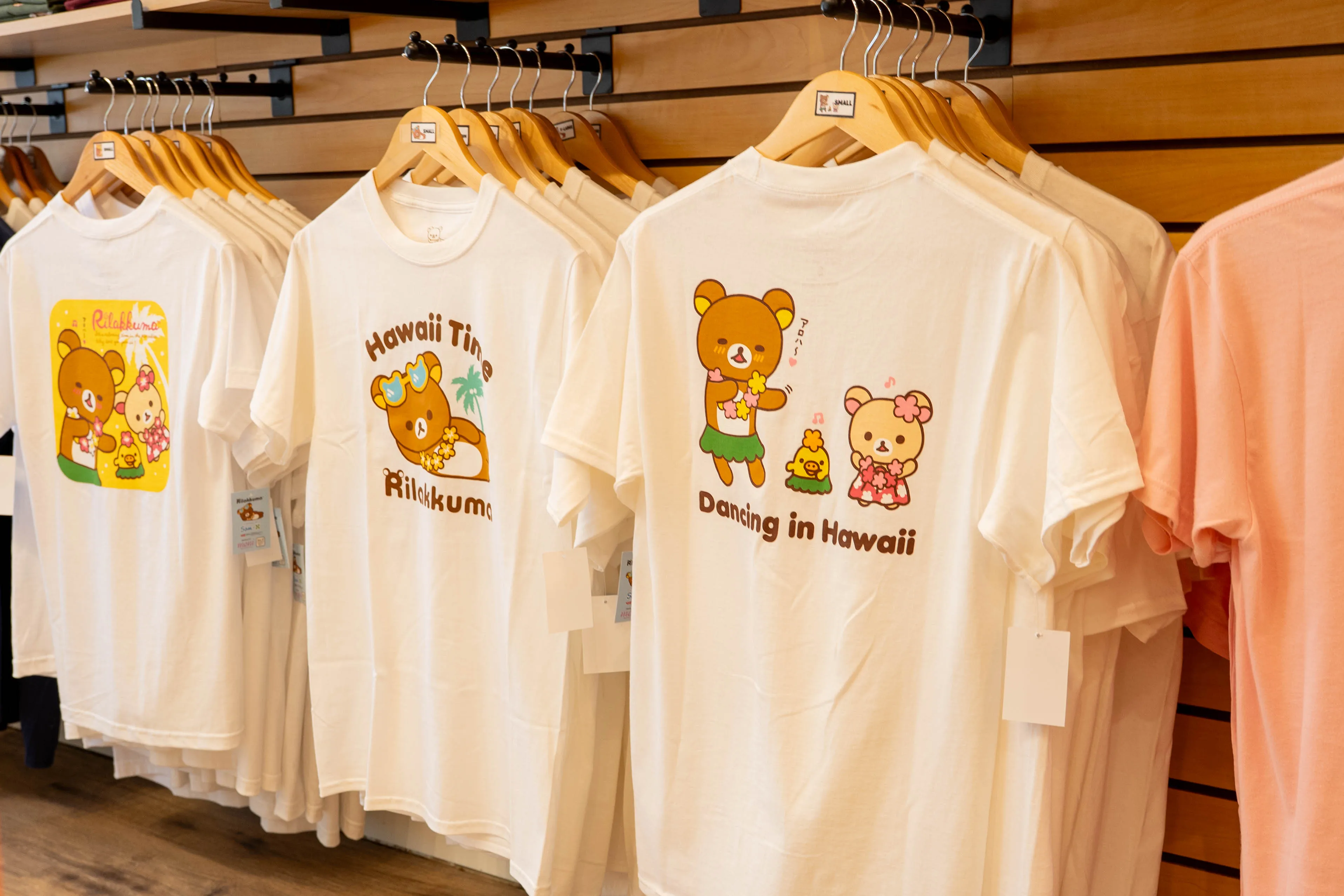 ハワイタイム・リラックマの白いハワイ限定Tシャツ。ウクレレを弾くリラックマやフラを踊るコリラックマのデザイン